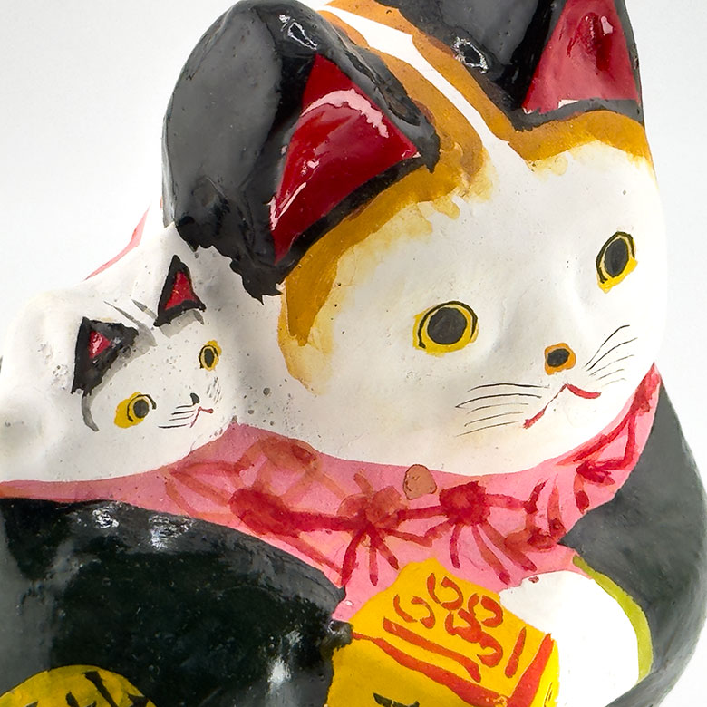 子守り猫（招き猫）／中野人形（中野土人形）／奈良久雄さん作／高さ13cm